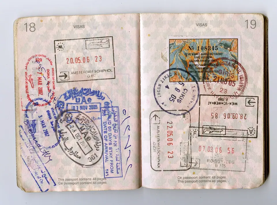 Açık bir pasaportun vize sayfalarında farklı ülkelere ait giriş ve çıkış damgaları