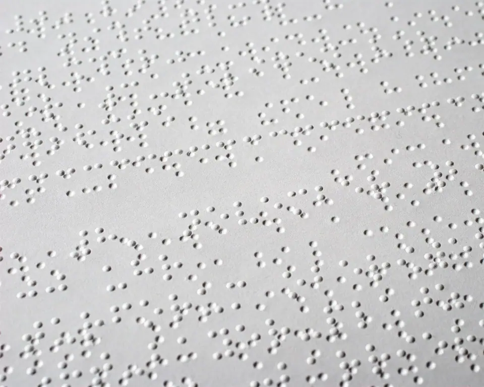Kâğıt üzerinde kabartma Braille yazısının yakın çekimi