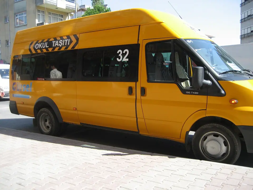 İstanbul’da yol kenarında duran, üzerinde “OKUL TAŞITI” yazan sarı bir minibüs